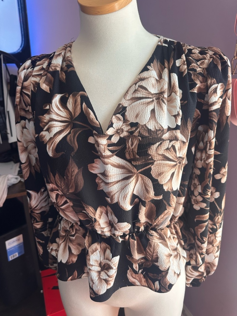 Express Black & Cream Floral V-Neck Puff-Sleeve Blouse